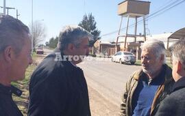 En el lugar. Autoridades locales con el dueño de Rava S.A recorriendo el perímetro del terreno donde estará el obrador.
