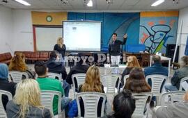 En el SUM. El Sal&oacute;n de Usos M&uacute;ltiples Gloria Gennai es el espacio donde se dictan las charlas.