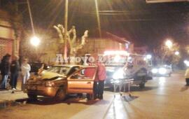 Asistencia. AMAS acudió al lugar y le brindó las primeras atenciones a la conductora del auto