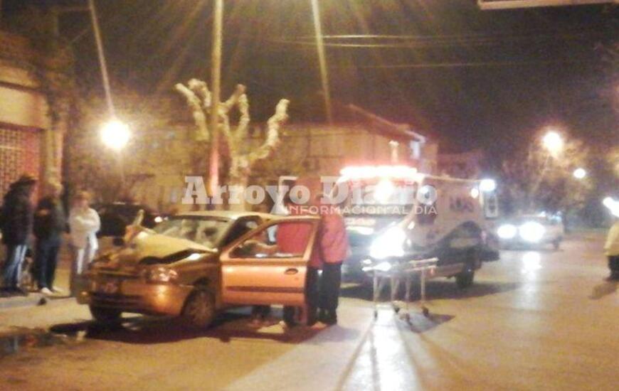 Asistencia. AMAS acudi&oacute; al lugar y le brind&oacute; las primeras atenciones a la conductora del auto