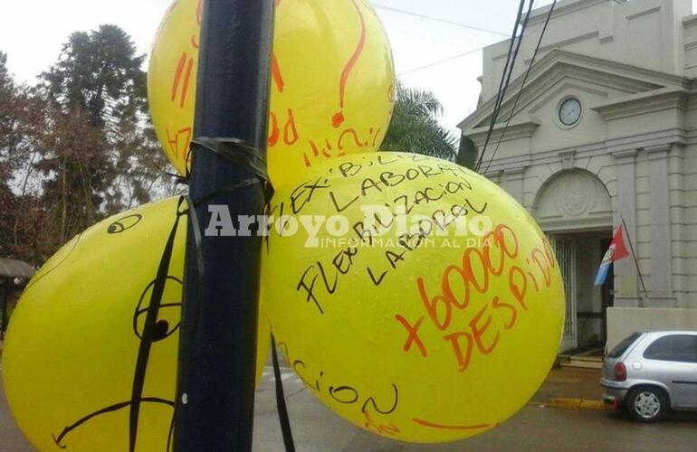 Curiosos. Muchos transeúntes paraban para leer las frases de los globos.