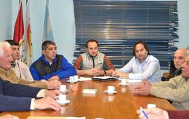 En la reunión. Ferri y Gigli junto a los integrantes de la Cooperativa de Agua