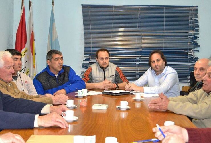 En la reunión. Ferri y Gigli junto a los integrantes de la Cooperativa de Agua