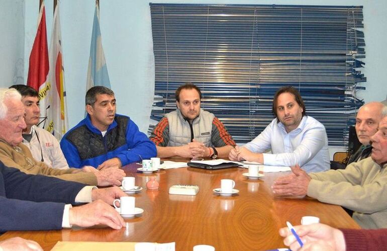 En la reunión. Ferri y Gigli junto a los integrantes de la Cooperativa de Agua