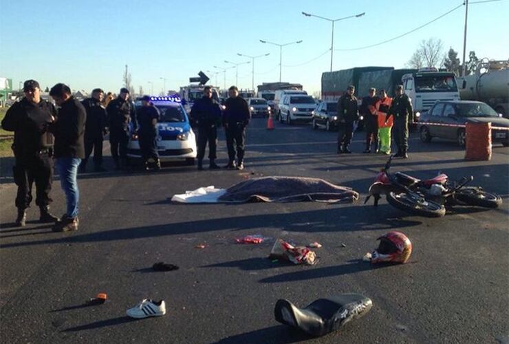 Imagen de Fatal accidente en Circunvalación: una moto terminó debajo de un camión