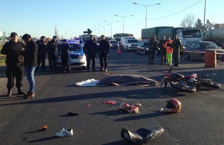 Imagen de Fatal accidente en Circunvalación: una moto terminó debajo de un camión