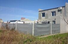 Por atr&aacute;s. Los delincuentes ingresaron por la parte trasera de la vivienda, tras saltar el tejido perimetral.