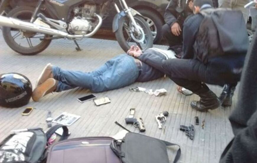 Imagen de Desbaratan a una banda armada que acababa de asaltar una financiera en el microcentro rosarino