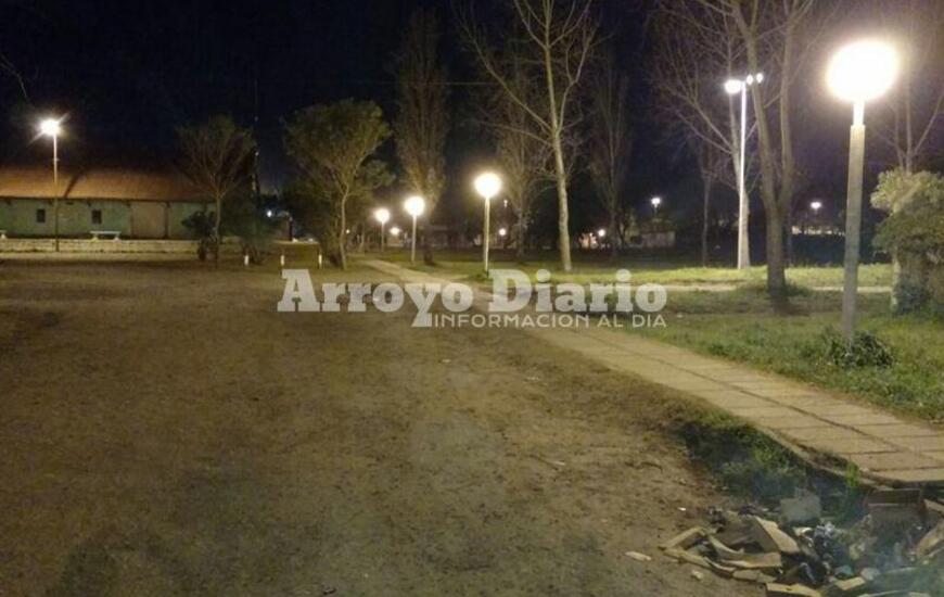 Reclamo. Los vecinos que suelen transitar de noche por este sector también pedían mayor iluminación por seguridad.