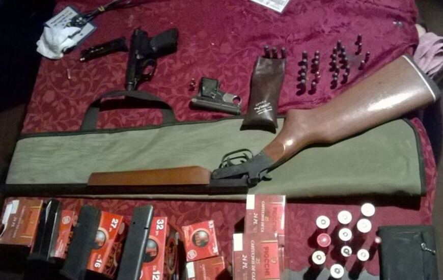 Imagen de Allanamientos, detenidos, armas y hasta una granada de mano