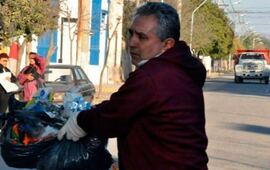 Imagen de Un intendente cordobés recolecta la basura por un paro de estatales