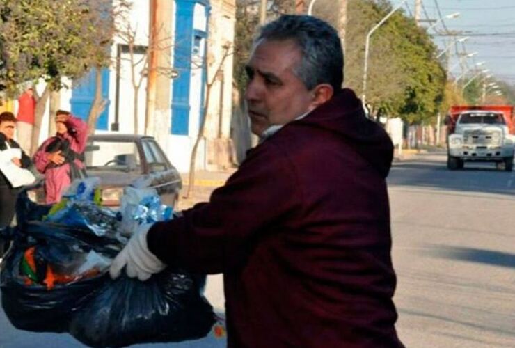 Imagen de Un intendente cordobés recolecta la basura por un paro de estatales