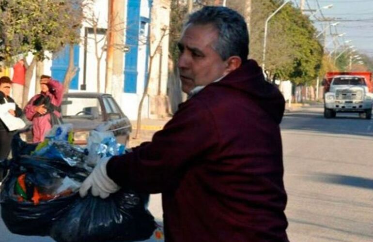 Imagen de Un intendente cordobés recolecta la basura por un paro de estatales