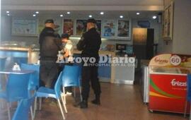 En el lugar. Las autoridades policiales junto a la empleada del comercio.
