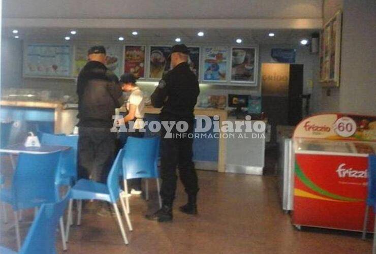 En el lugar. Las autoridades policiales junto a la empleada del comercio.