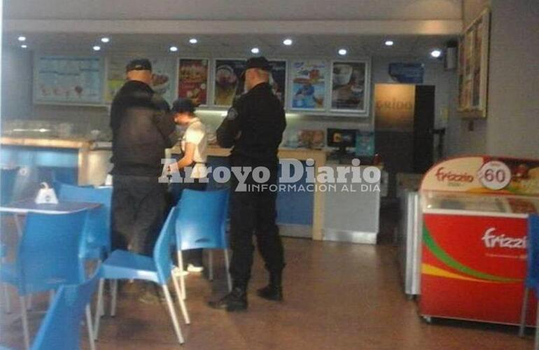 En el lugar. Las autoridades policiales junto a la empleada del comercio.