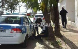 Ya despierto. Una vez que los agentes consiguieron despertarlo procedieron a tratar de entrevistarlo.