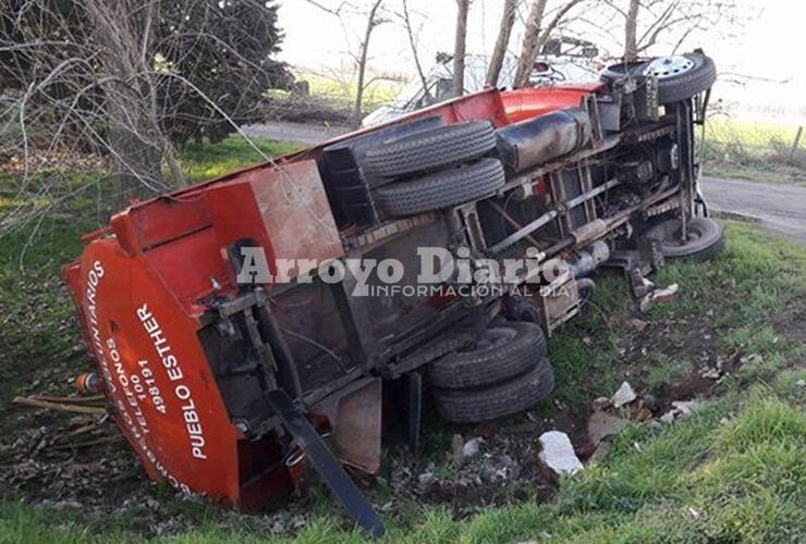 Así quedó. El camión quedó tumbado dentro de la zanja.