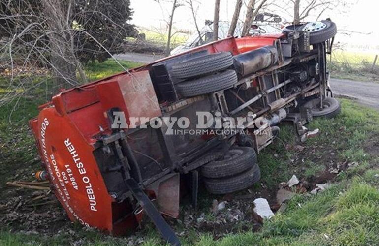 Así quedó. El camión quedó tumbado dentro de la zanja.