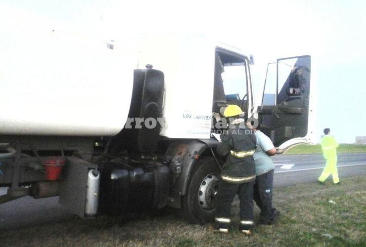 Imagen de Camión provocó conmoción y llamaron a Bomberos