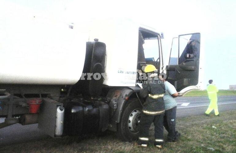 Imagen de Camión provocó conmoción y llamaron a Bomberos