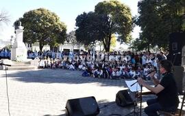 Música. El acto contó con la participación del artistas Lucas Boschiero