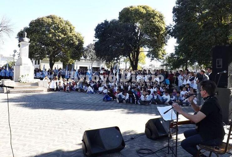 Música. El acto contó con la participación del artistas Lucas Boschiero