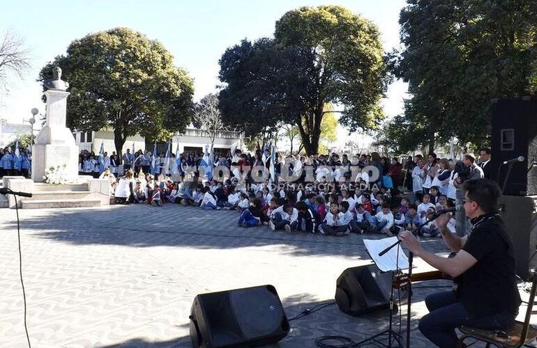 Música. El acto contó con la participación del artistas Lucas Boschiero