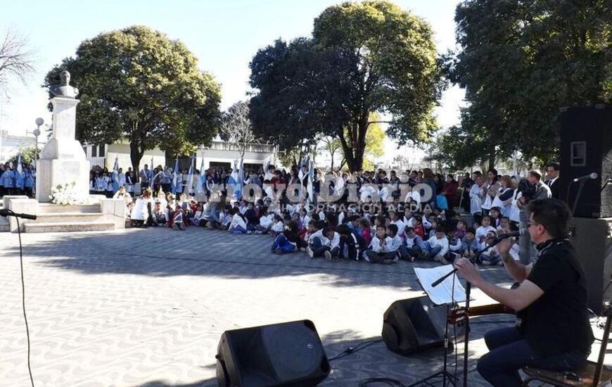 Música. El acto contó con la participación del artistas Lucas Boschiero