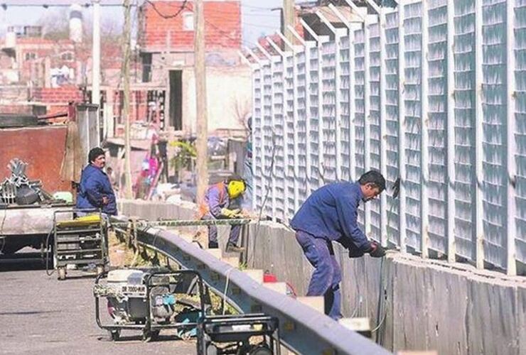 En Buenos Aires ya construyeron cercos en autopista.