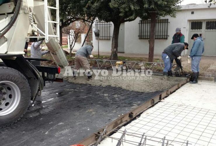 En el lugar. El personal municipal trabajando en la obra.