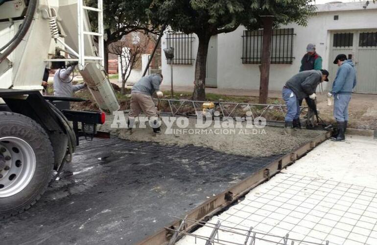 En el lugar. El personal municipal trabajando en la obra.