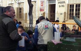 Siempre colaborando. Los ex combatientes también se sumaron a la jornada organizada por la Escuela Fiscal N° 73 "Dr. Adolfo Alsina"