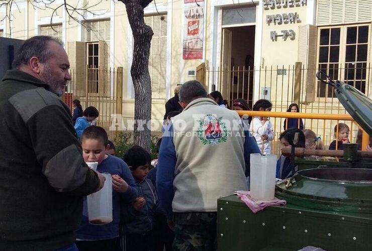 Siempre colaborando. Los ex combatientes también se sumaron a la jornada organizada por la Escuela Fiscal N° 73 "Dr. Adolfo Alsina"