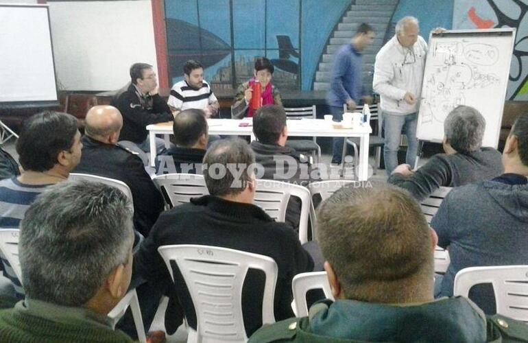 En el SUM. La reunión tuvo lugar en el Salón de Usos Múltiples Gloria Gennai del Centro Cultural.