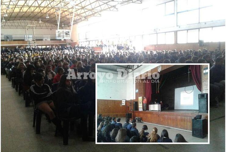 Asistencia perfecta. El salón cubierto de Unión estuvo colmado de chicos que participaron de la charla. Fotos: Gentileza Nicolás Trabaina