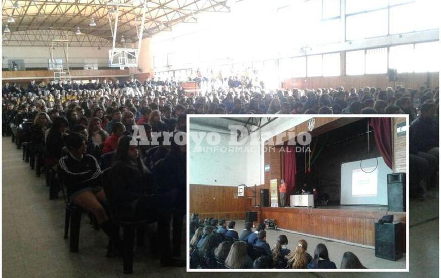 Asistencia perfecta. El salón cubierto de Unión estuvo colmado de chicos que participaron de la charla. Fotos: Gentileza Nicolás Trabaina