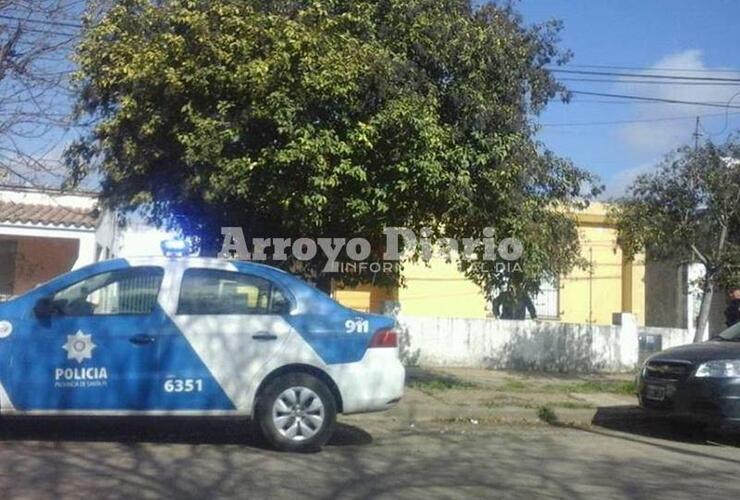 En el lugar. El móvil policial en el lugar del robo el pasado domingo cerca del mediodía.