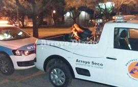 Gran despliegue. La moto secuestrada anoche tras el intenso operativo del que participaron personal y patrullas de distintas fuerzas vivas de la ciudad