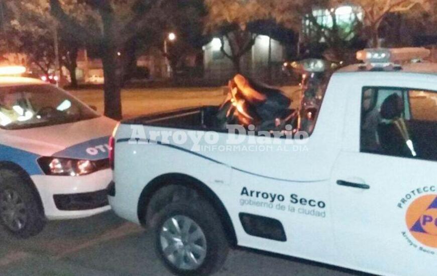 Gran despliegue. La moto secuestrada anoche tras el intenso operativo del que participaron personal y patrullas de distintas fuerzas vivas de la ciudad