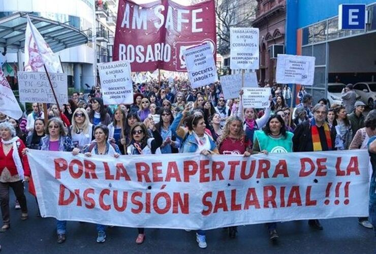 La marcha de los docentes a plaza San Martín fue muy numerosa. Foto: Alan Monzón/Rosario3.com