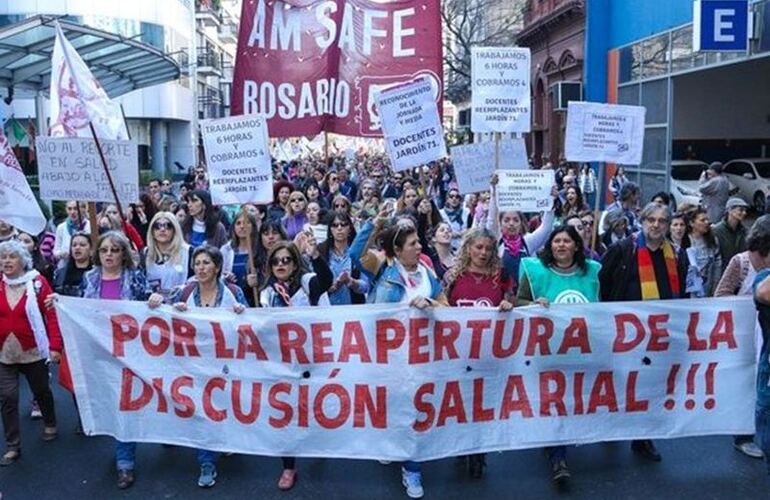 La marcha de los docentes a plaza San Martín fue muy numerosa. Foto: Alan Monzón/Rosario3.com