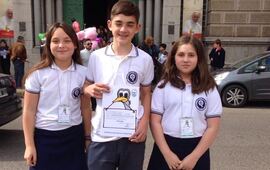 Juntos. En la foto los tres alumnos de la Escuela Santa Lucía tras la participación en el certamen provincial. Foto: Gentileza Daniela Boni