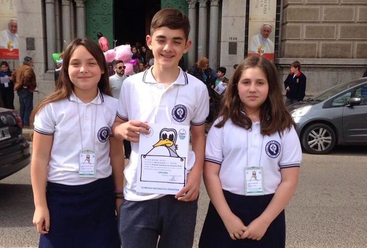 Juntos. En la foto los tres alumnos de la Escuela Santa Lucía tras la participación en el certamen provincial. Foto: Gentileza Daniela Boni