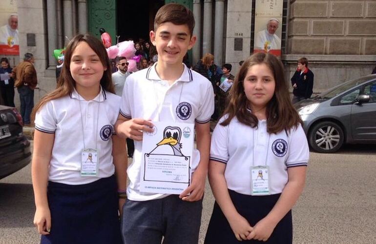 Juntos. En la foto los tres alumnos de la Escuela Santa Lucía tras la participación en el certamen provincial. Foto: Gentileza Daniela Boni