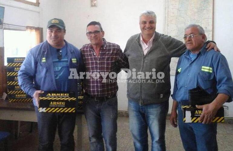 Junto a los trabajadores. El acto tuvo lugar este jueves en el corralón municipal.