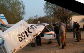 La avioneta siniestrada ya en tierra. Foto: captura de video Canal 5 Rosario