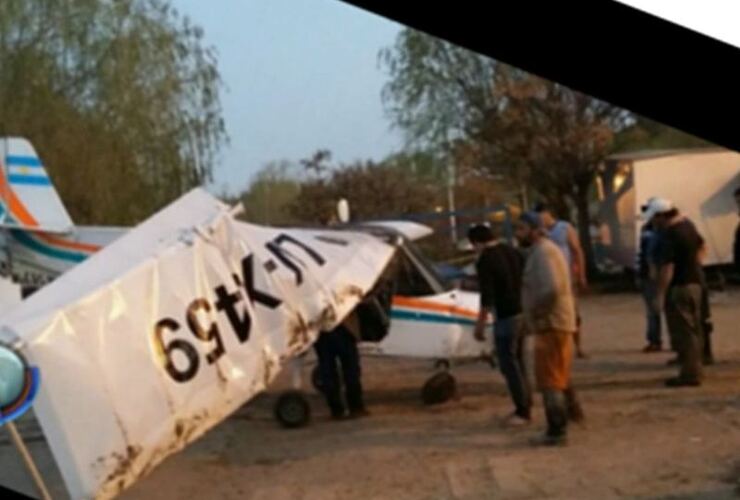 La avioneta siniestrada ya en tierra. Foto: captura de video Canal 5 Rosario