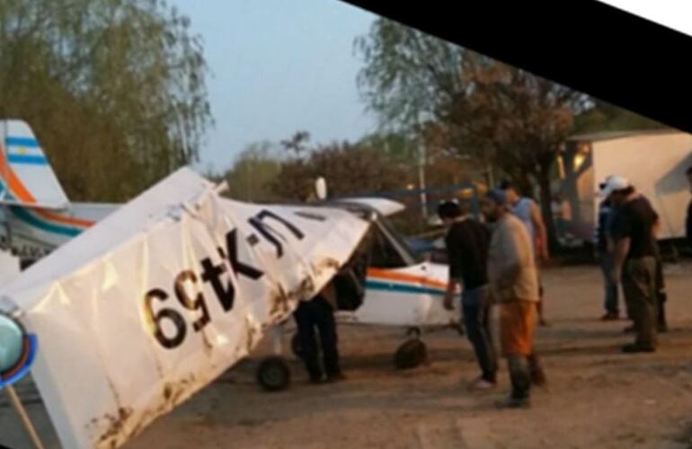 La avioneta siniestrada ya en tierra. Foto: captura de video Canal 5 Rosario