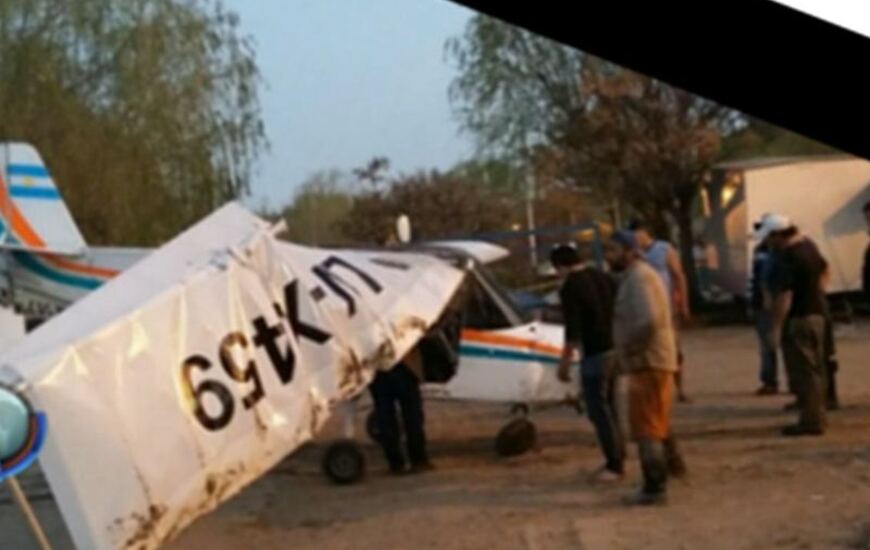 La avioneta siniestrada ya en tierra. Foto: captura de video Canal 5 Rosario